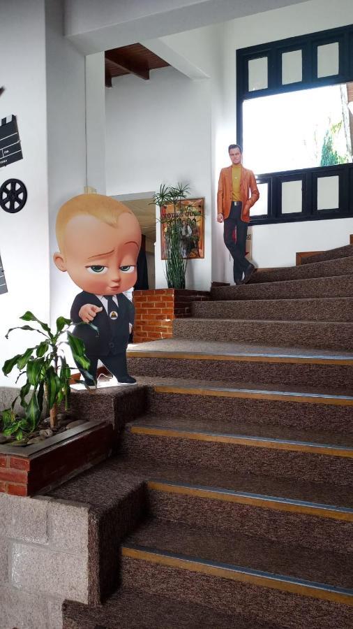 Hotel De Cine Las Golondrinas Villa Gesell Esterno foto