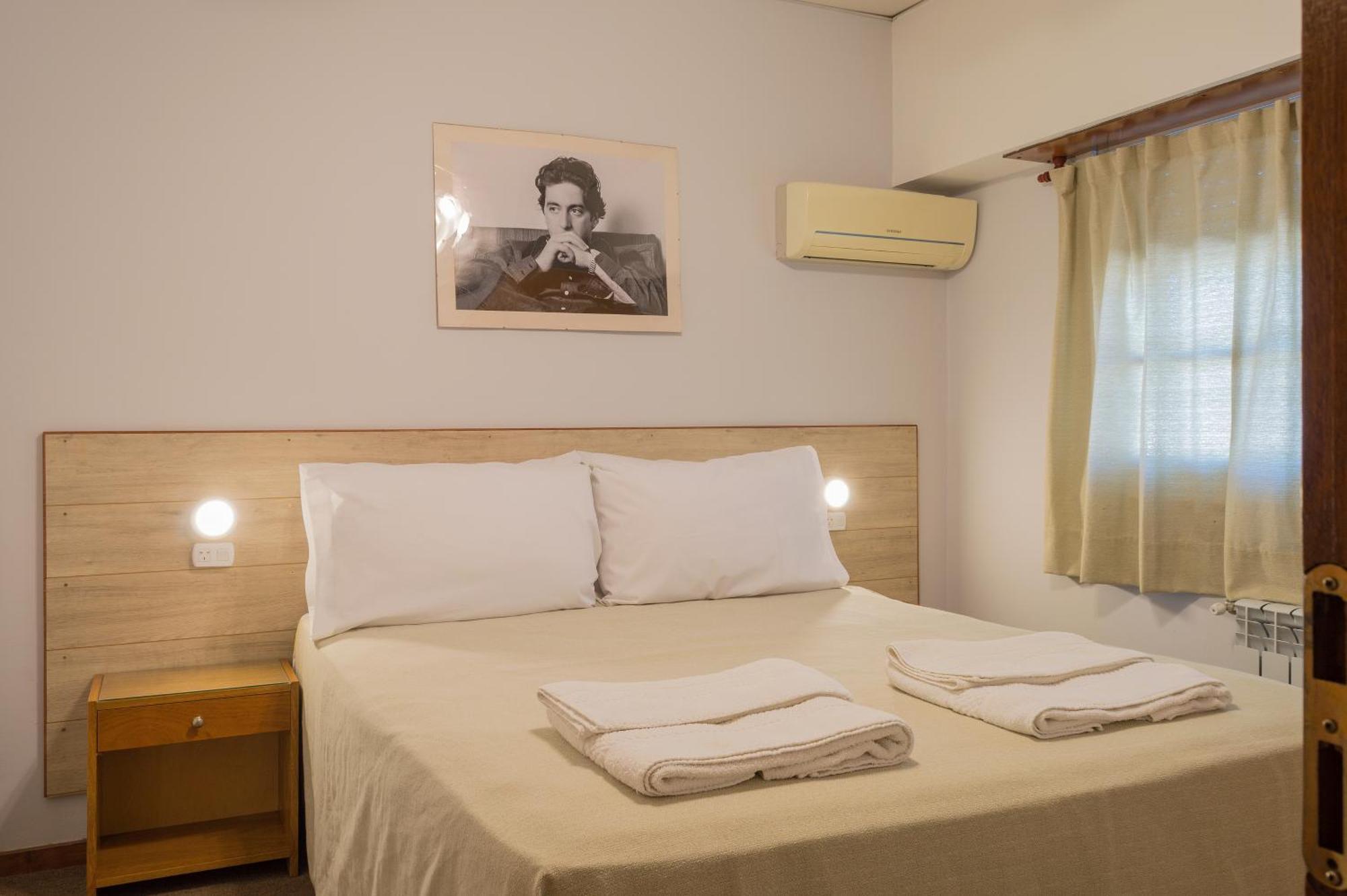 Hotel De Cine Las Golondrinas Villa Gesell Esterno foto