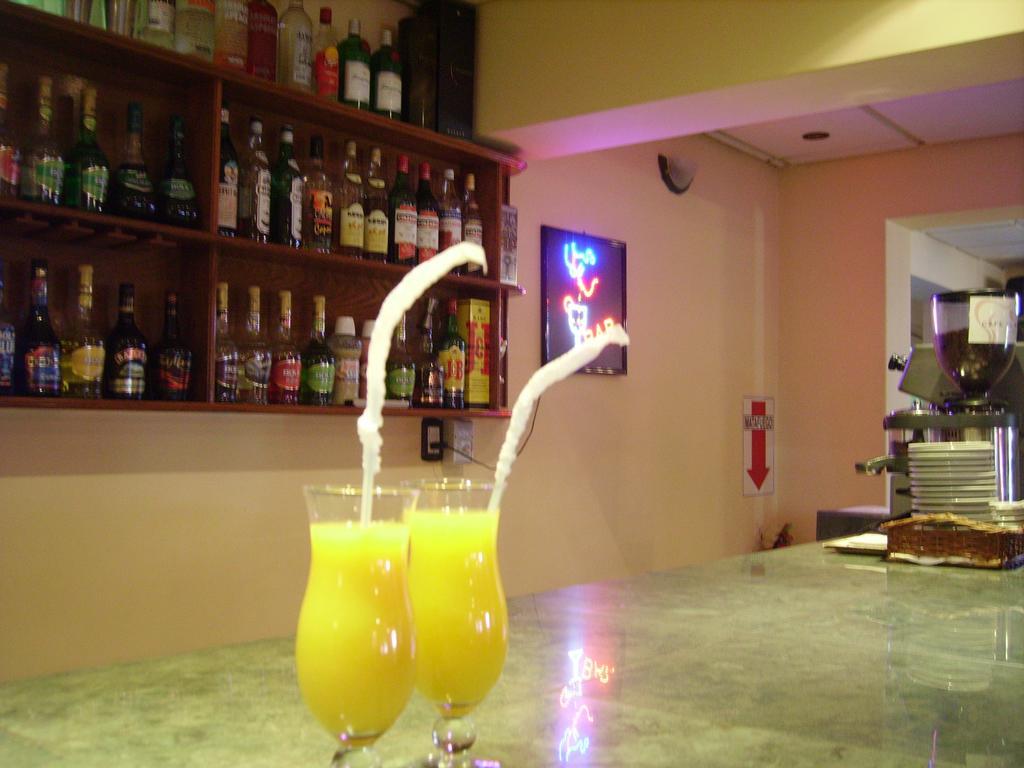 Hotel De Cine Las Golondrinas Villa Gesell Esterno foto