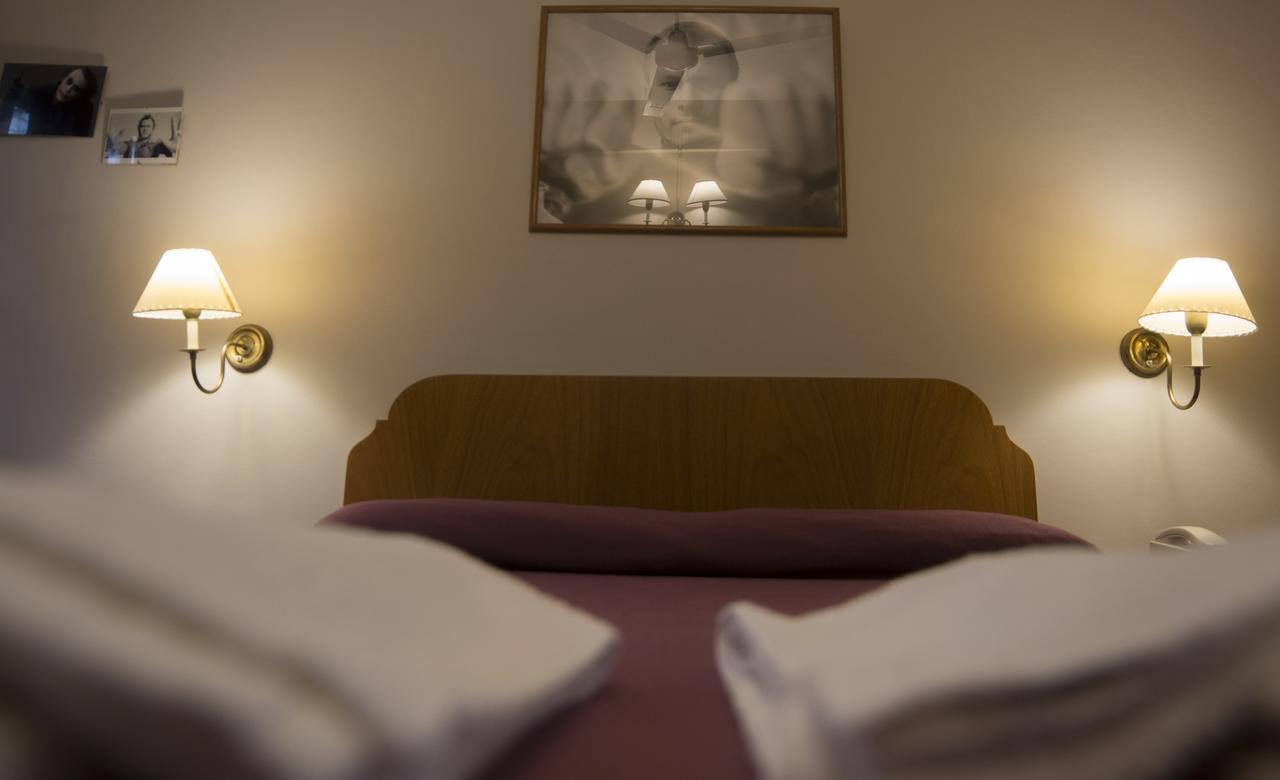 Hotel De Cine Las Golondrinas Villa Gesell Esterno foto